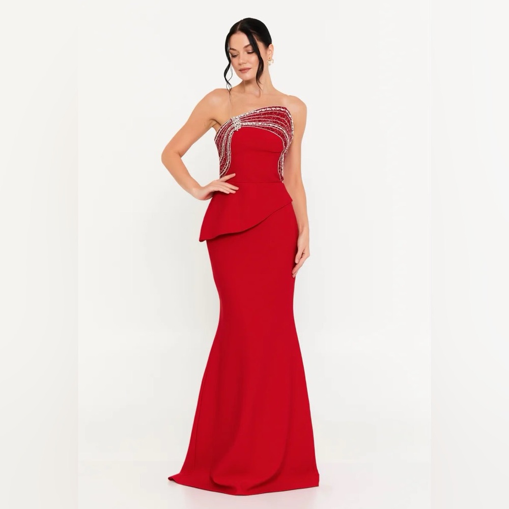 🌹 Stunning Red Strapless Evening Gown –     Dress Size 4🌹
